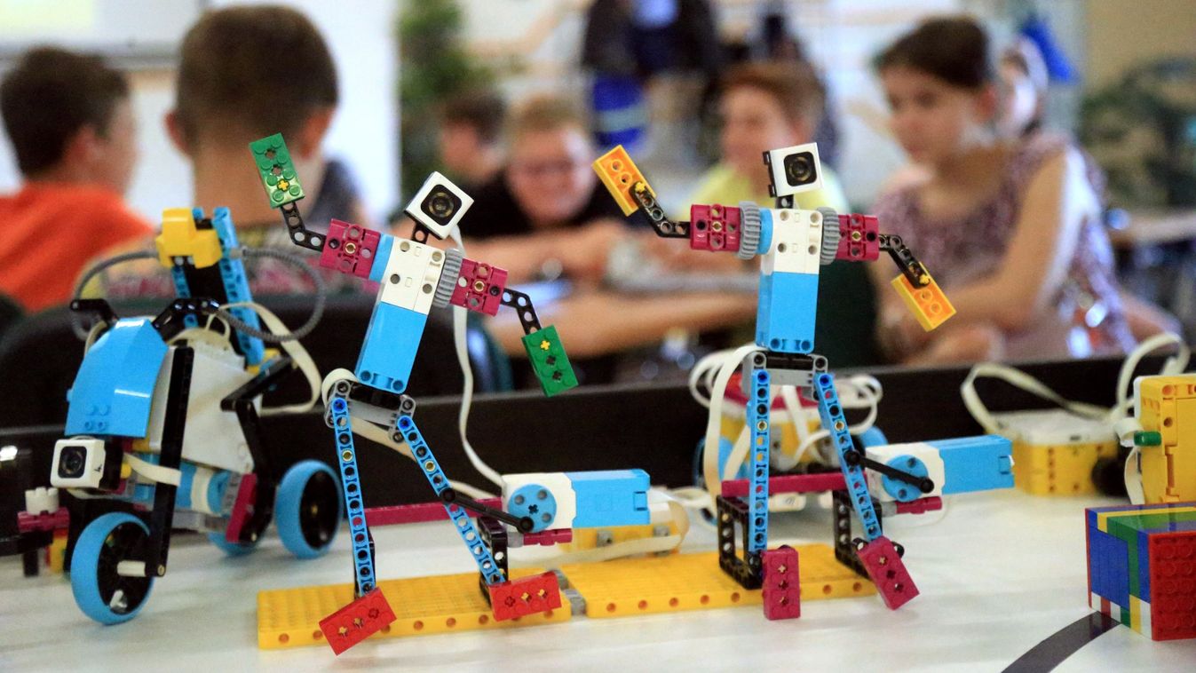 Focista és szurkoló robotokat is építettek a diákok a kamara nyári táborában - Galéria