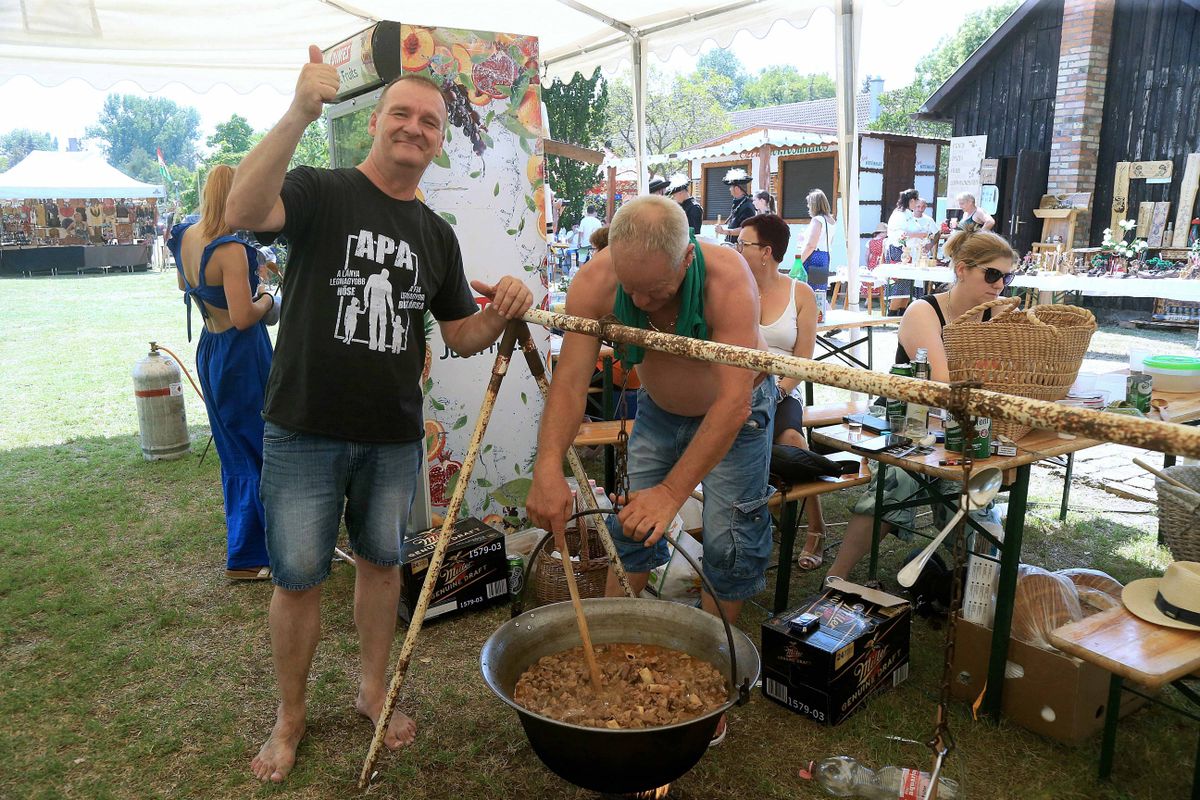 A hőség ellenére remek volt a hangulat, egyik csapat sem mondta vissza a nevezést az ásotthalmi birkapörköltfőző-versenyen a szombati Rózsa Sándor Fesztiválon. Fotó: Gémes Sándor