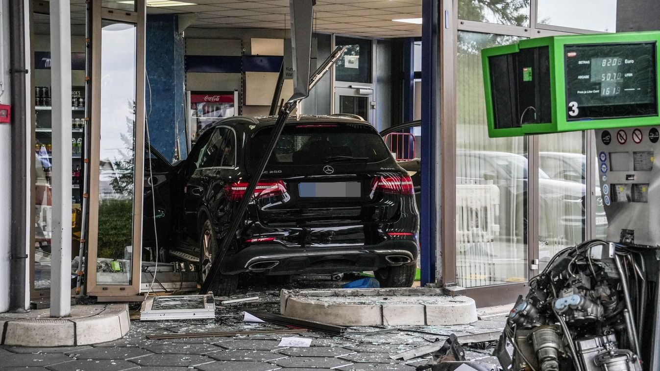 Lebontotta a benzinkutat egy 84 éves sofőr, a shopban állt meg az autójával