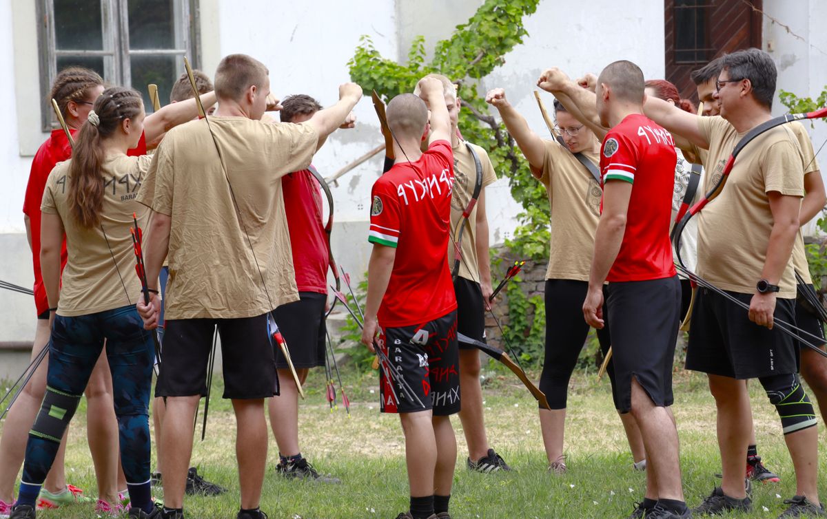  barantásnak tudni kell harcba vinni és szolgálni is társait