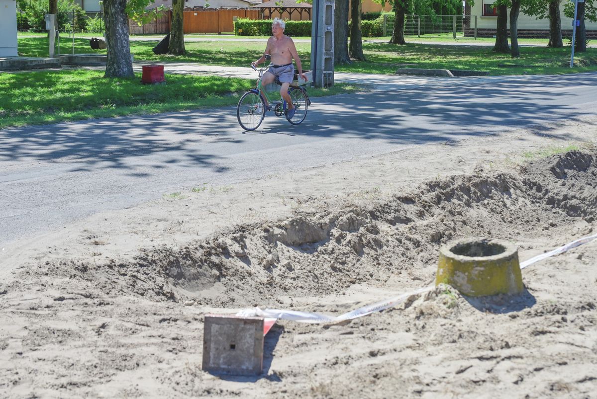 Az elöregedett vízvezeték cseréjével kezdődik a Bordányt Zákányszékkel összekötő kerékpárút építése Bordány belterületén. Fotó: Török János