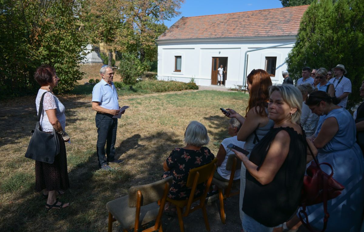 Buk István, a Szegedi Zsidó Hitközség elnöke és Ábrahám Vera, az Archívum munkatársa adta át a fogadóteret. 