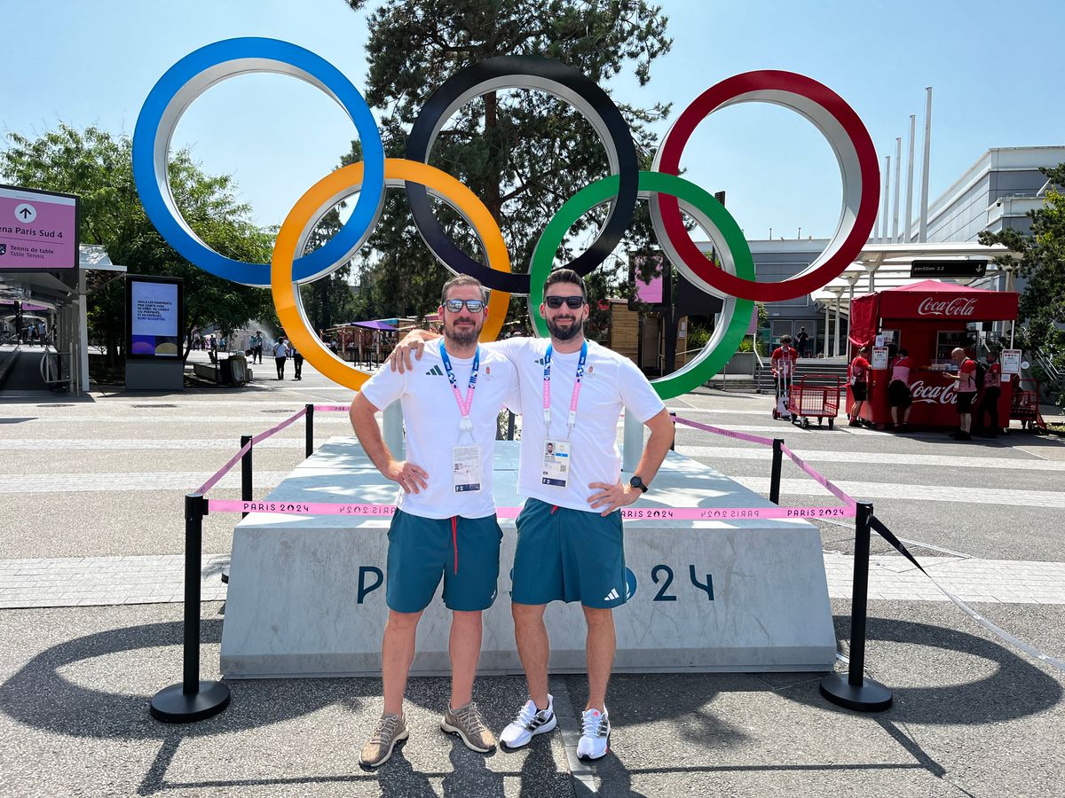 Bíró Ádám (balról) és Kiss Olivér az Olimpia szimbólumával, az karikával Párizsban.