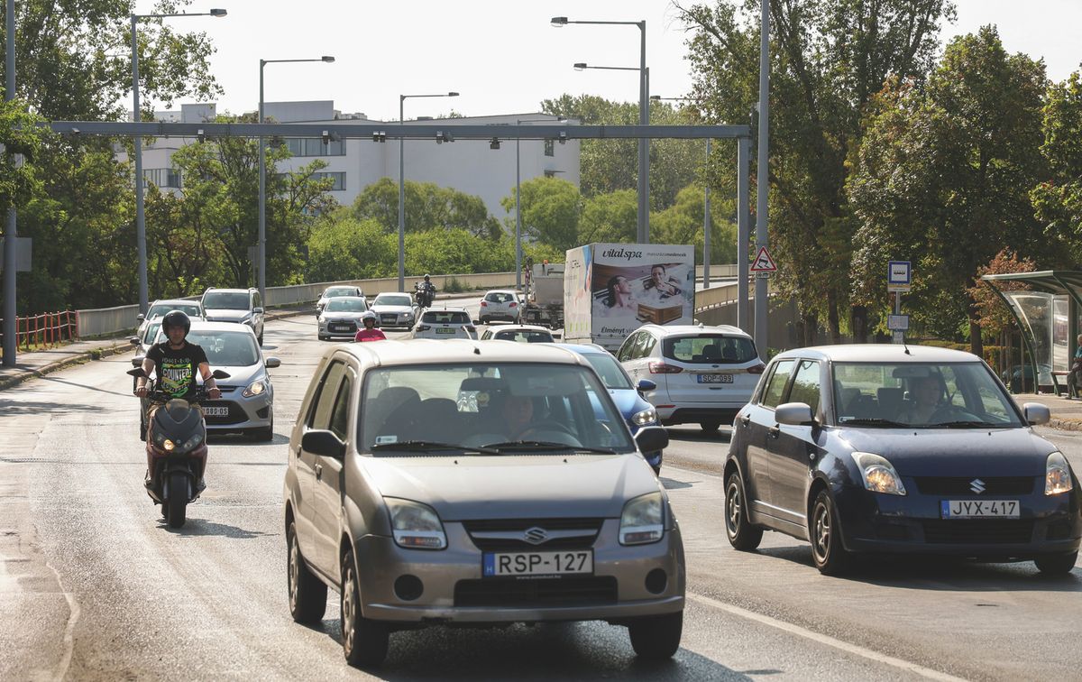 Még nincs torlódás a hídon, de ez már nem sokáig lesz így. Fotó: Karnok Csaba 