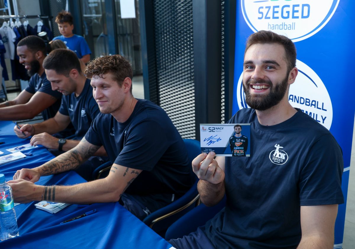 Nagy Martintól (jobbról) is kérhettek a névre szóló, aláírt kártyát a Pick Szeged szurkolói.