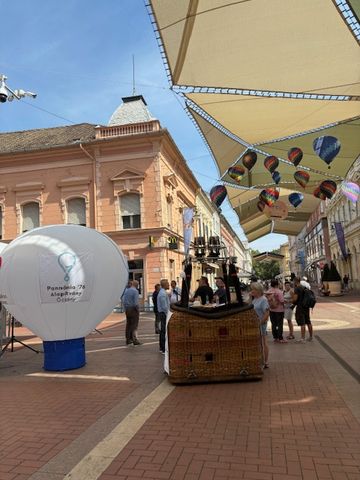 A Kárász utca már hőlégballonos dekorációval várja a világbajnokság kezdetét. 