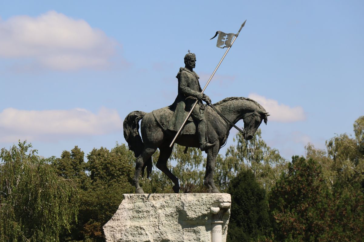 Tűzijáték is lesz augusztus 20-án a makói Csanád vezér téren, ahol Szent István lovasszobra áll.