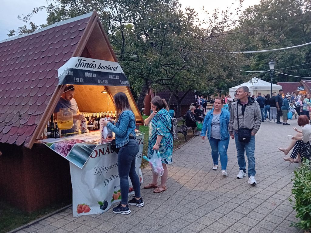 A bor- és pálinkaünnep is fontos része a fesztiválnak. Archív fotó: Darók József