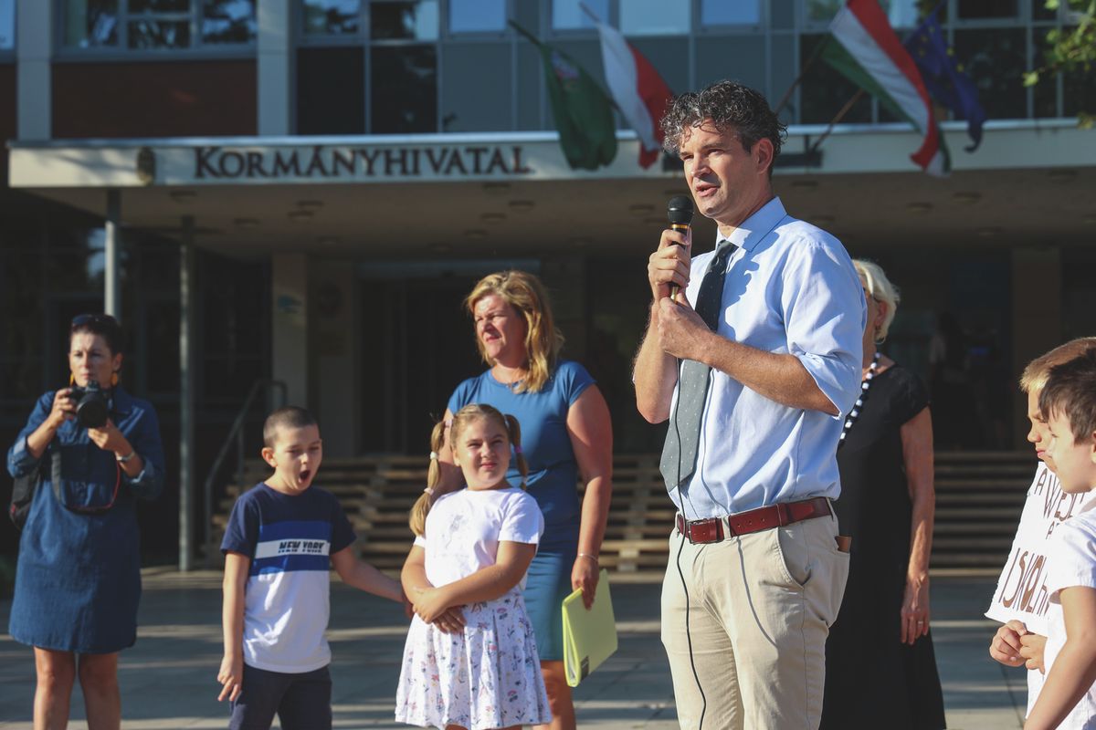 A Wesley a kormányhivatal előtt tartotta tanévnyitóját