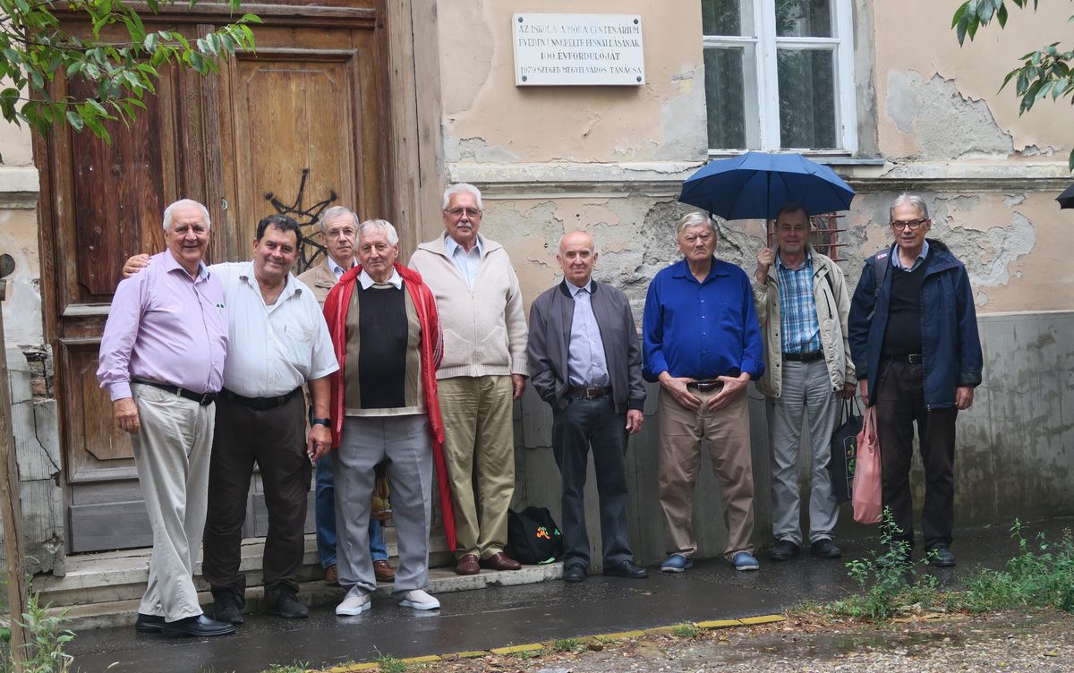 Hatvanéves osztálytalálkozót tartottak az egykori Móra iskola diákjai. Fotó: DM