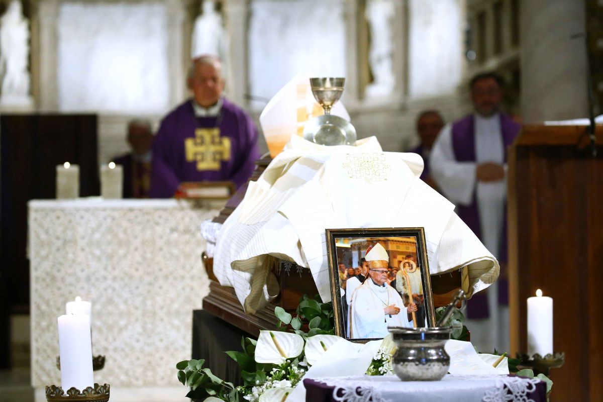 A búcsú pillanata. Tisztelői, pályatársai és barátai a közelmúltban búcsúztak el Gyulay Endre püspöktől.