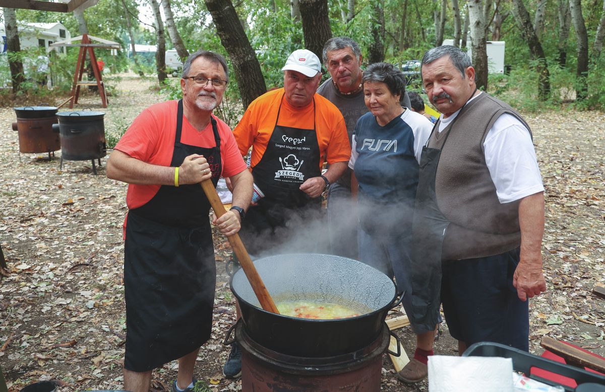 Nyolc csapat gyújtott a bogrács alá szombat reggel. Többen az alaplevet is a Tisza partján készítették el. Fotó: Karnok Csaba