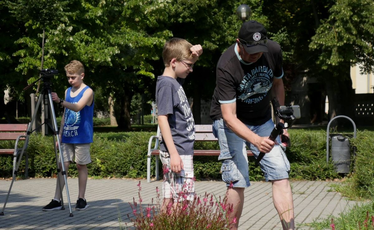 Czibolya Kálmán és tanítványai a Makói Videóműhely egyik nyári táborában. 