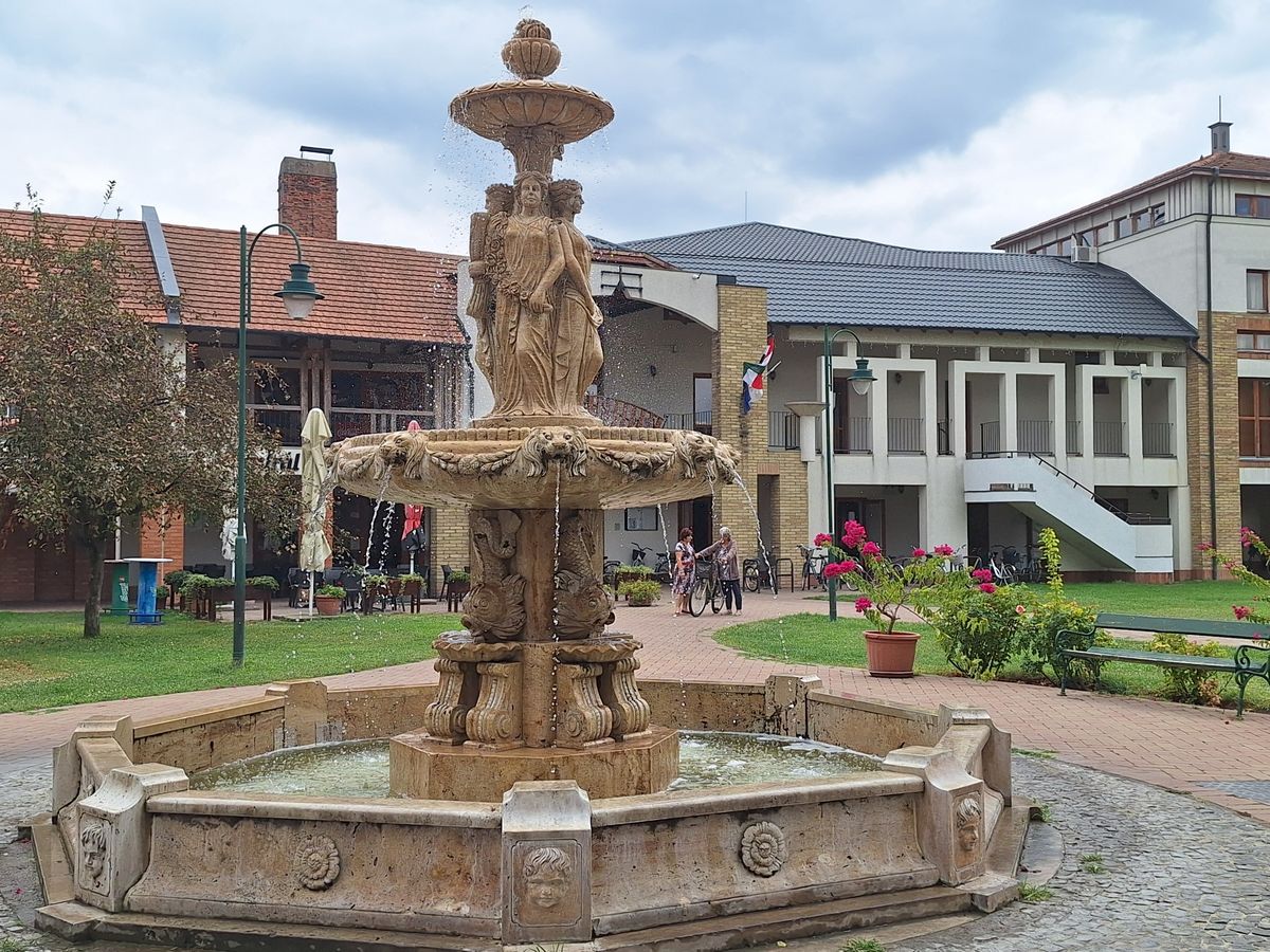 A festői szépségű archaizáló olasz szökőkút, háttérben a modern épületekkel. Fotó: Imre Péter