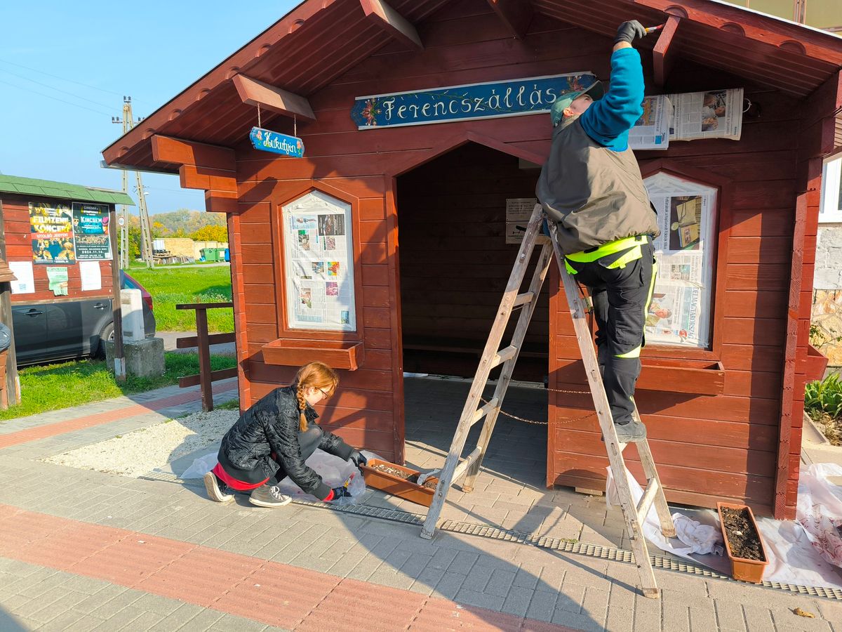 buszváró, diákok, Ferencszállás