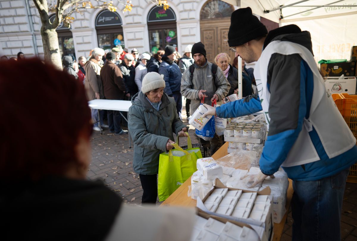 ételt osztottak, rászoruló, székelykáposzta