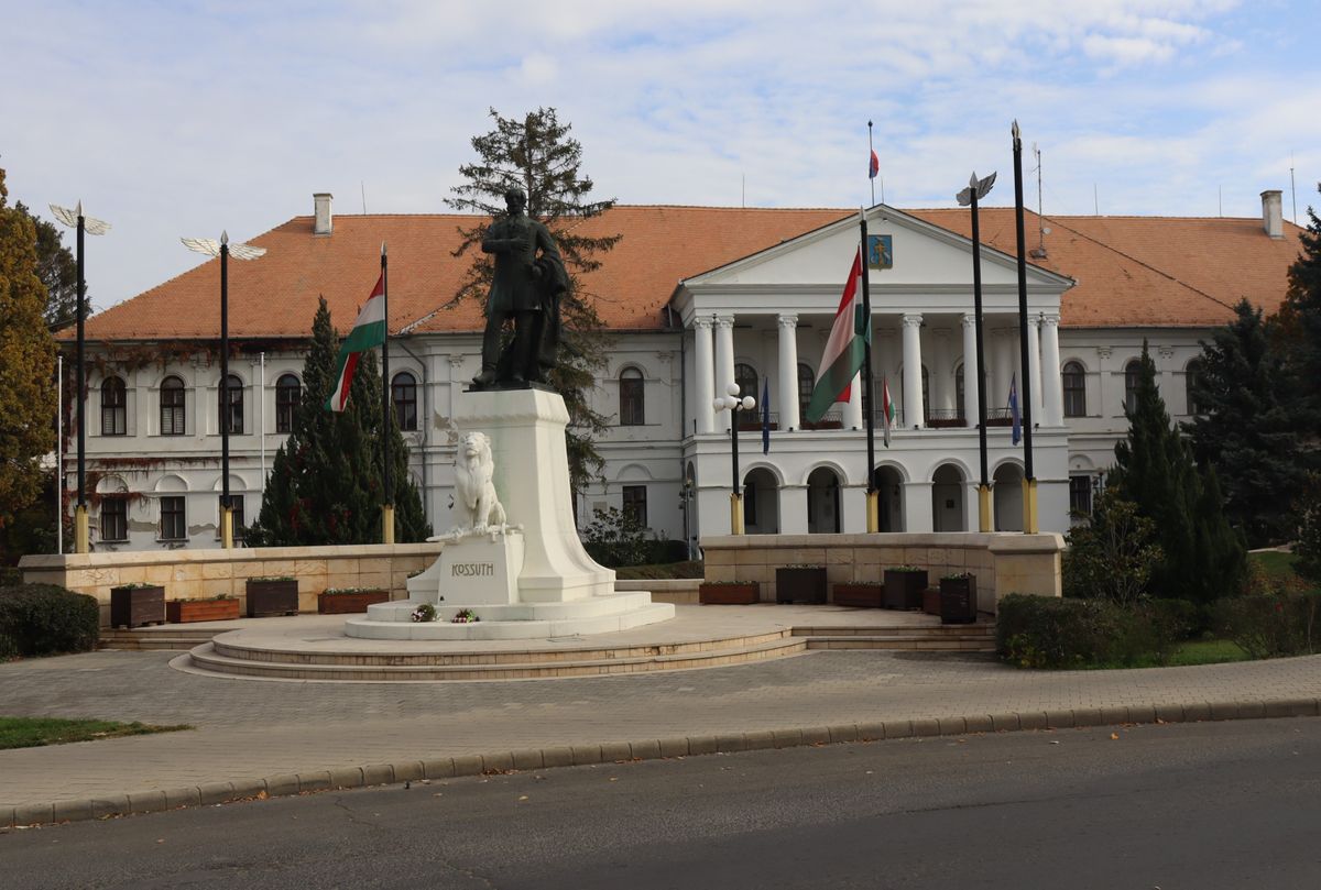 hangoskodó fiatalok, vandálok, makó