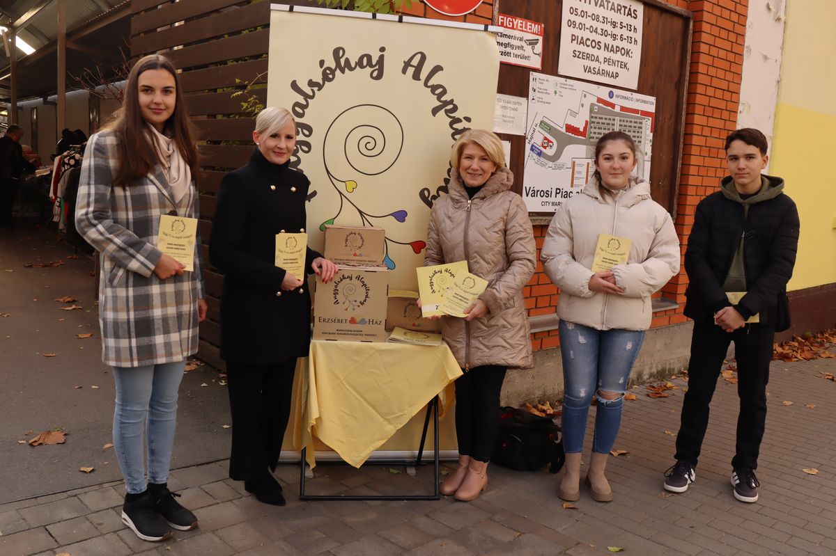 A makói gyűjtés vasárnap indult a piac bejáratánál.