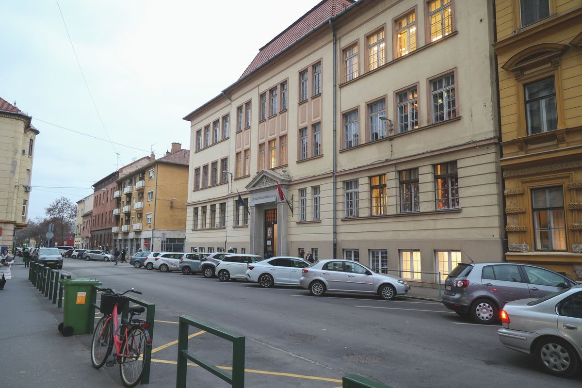felakasztotta