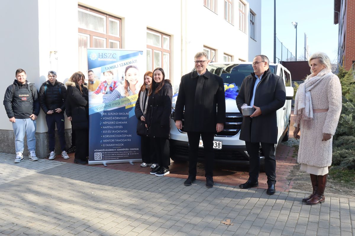 A Návay Lajos nevét viselő makói iskola pénteken reggel kapott kisbuszt