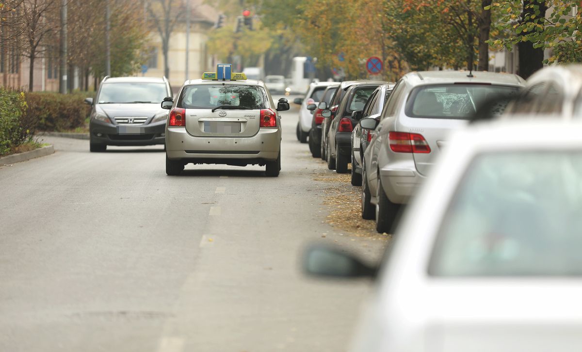 parkolás a Rigó utcában, Szeged, KRESZ