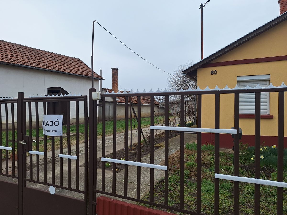 harminckét, ingatlan, Baks