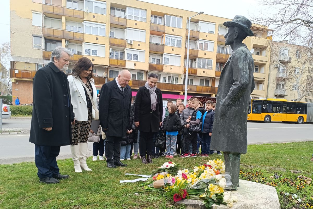 Az emlékséta előtt a két zongoraművész, Kerek Ferenc és Szentpéteri Csilla, valamint Tiszlavicz László alpolgármester és Szikszai Zsuzsanna múzeumigazgató a Bartók-szobornál