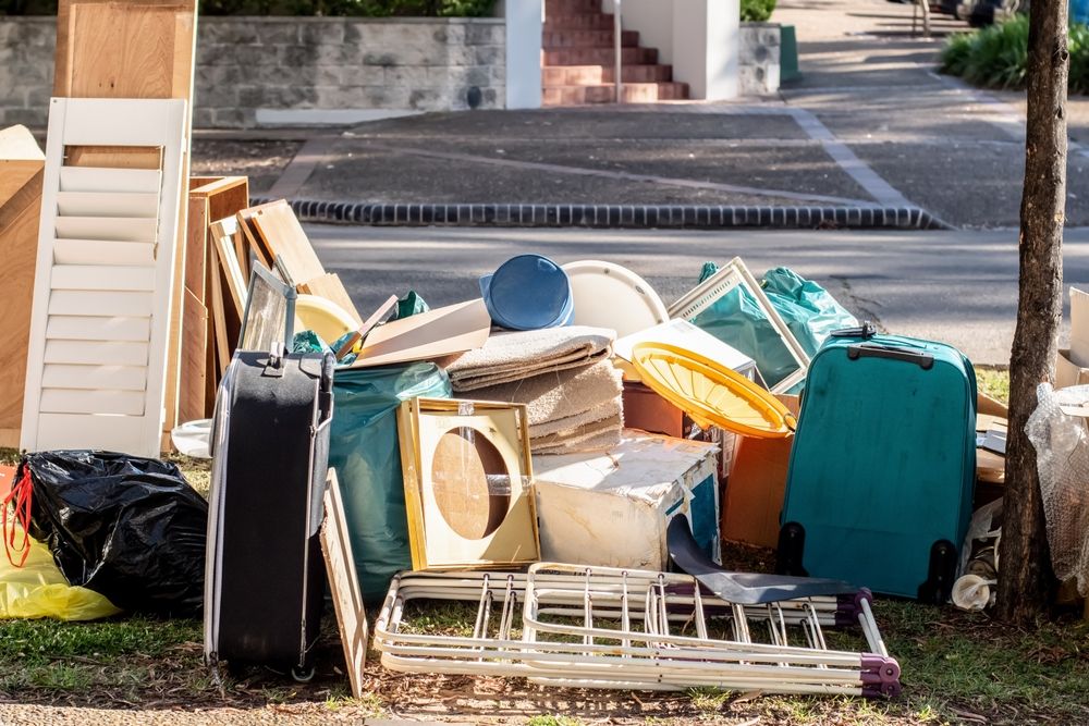 Household,Miscellaneous,Rubbish,Garbage,Items,Put,On,The,Street,In