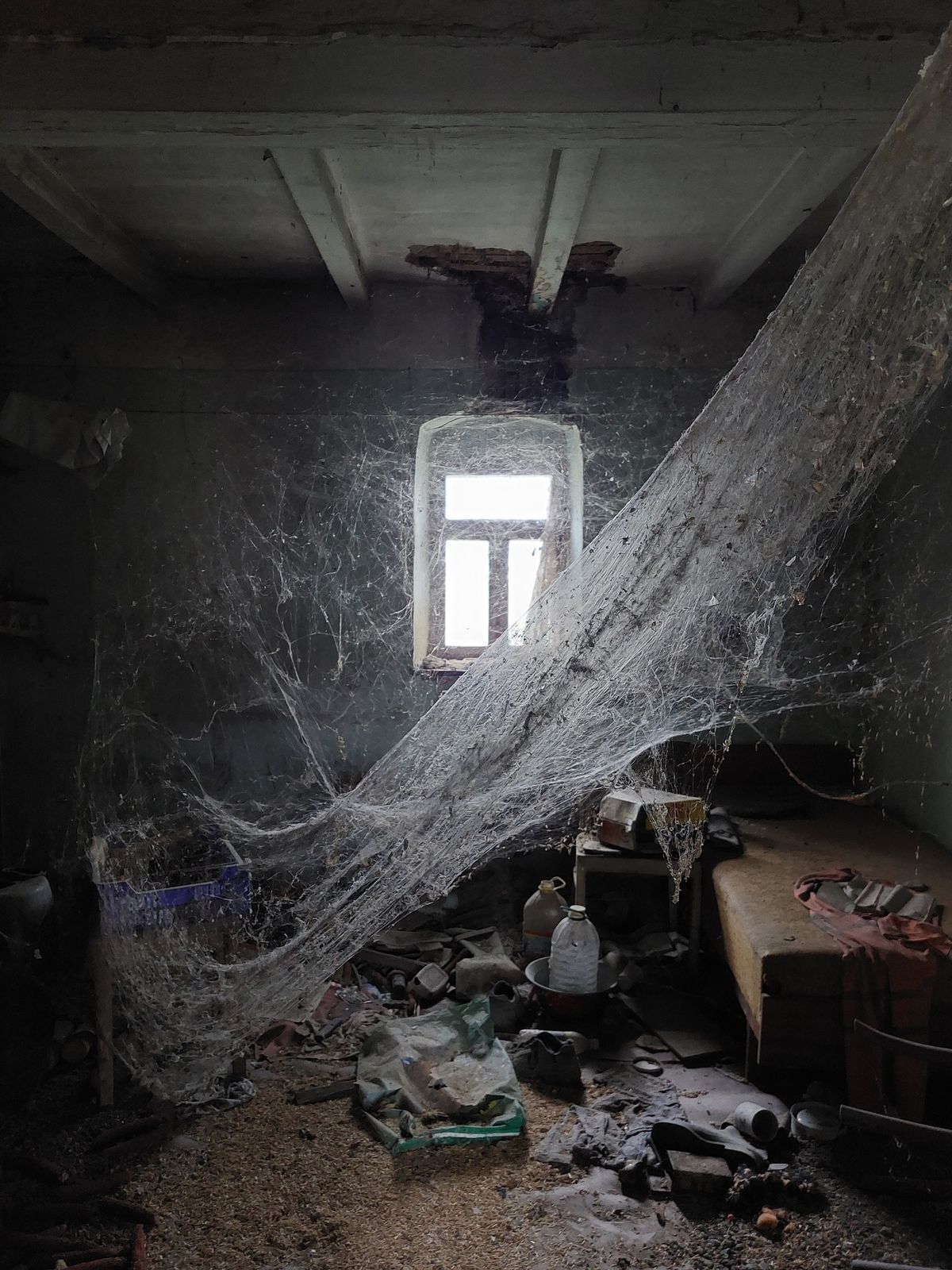urbex, pókhálóval borított tanya, elhagyatott tanya