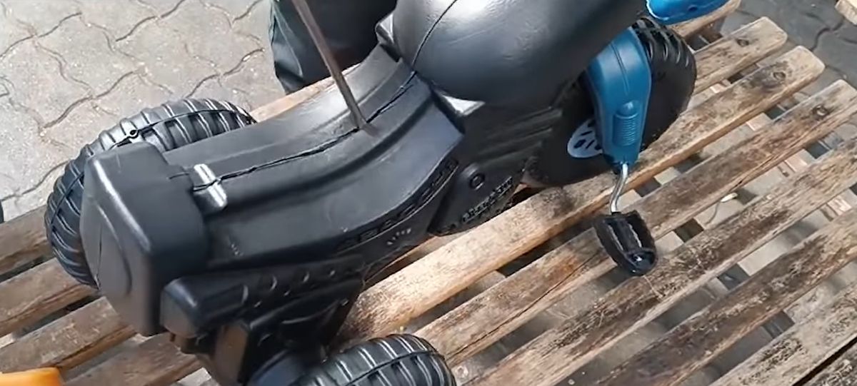 A csempészet kreatív módszerei újra próbára tették a röszkei pénzügyőröket – most egy gyermekmotorban rejtettek cigarettát.