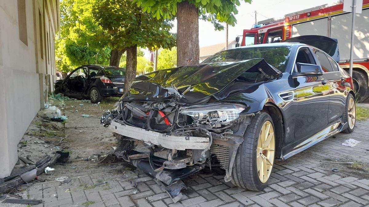 Az ütközés hatalmas erejű volt a brutális balesetben. Fotó: Beol.hu