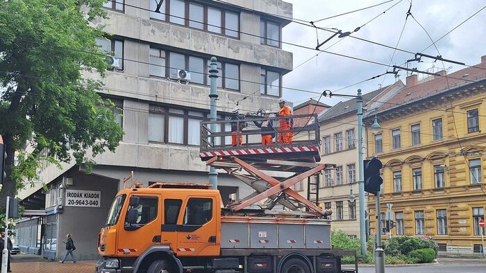Szerelik a leszakadt a vezetéket a Tisza Lajos körútnál