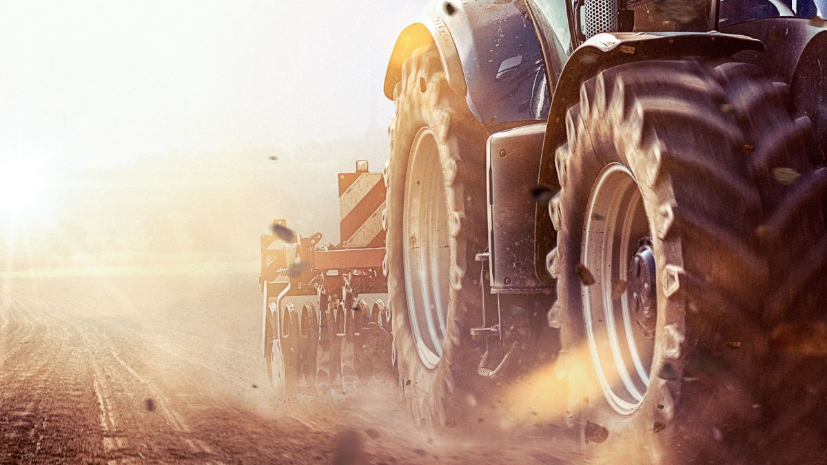 Lángoló traktor miatt égett le több mint egy hektárnyi terület