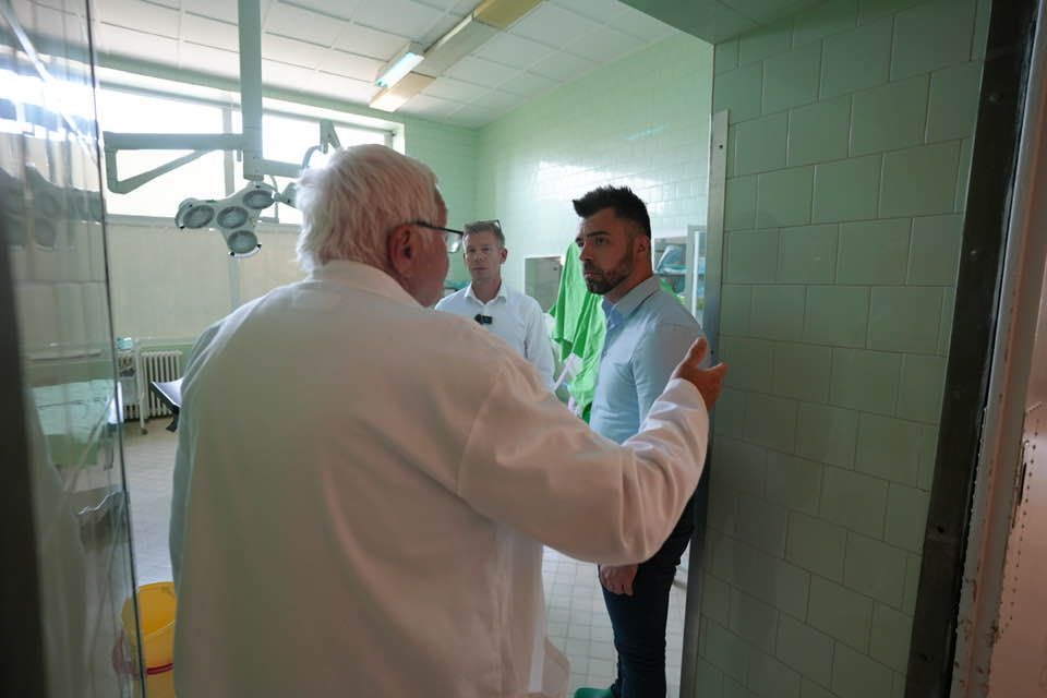 Magyar Péter és Kulja András engedély és védőöltözet nélkül rontottak be a műtőkbe. Fotó: Magyar Péter Facebook oldala