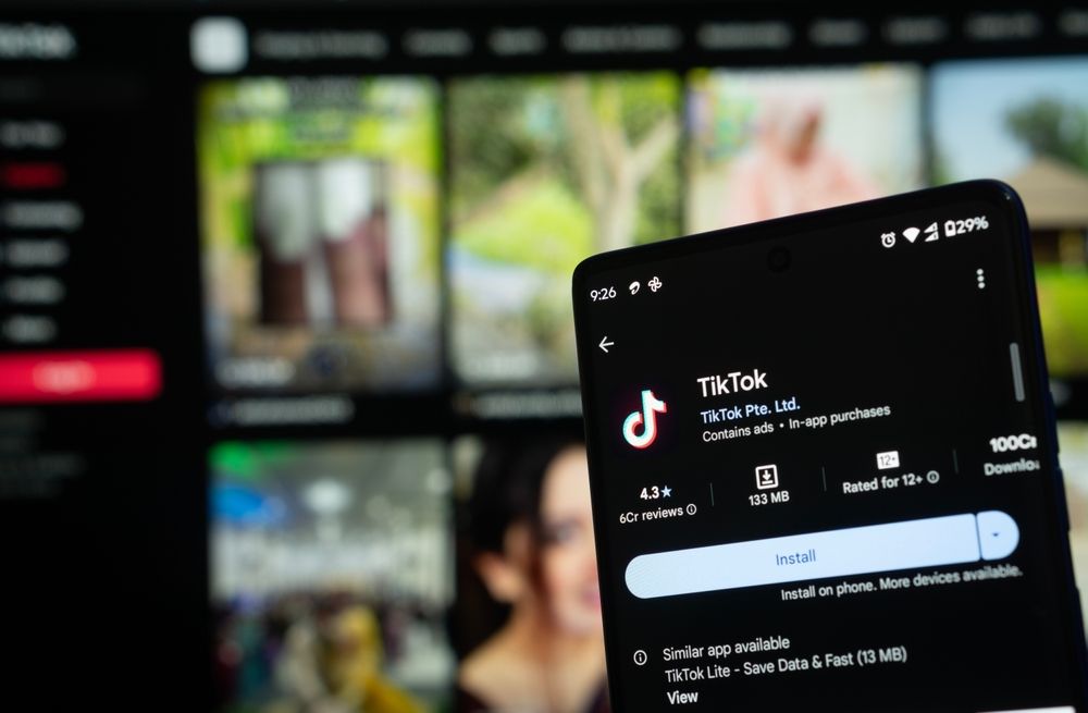 A legújabb TikTok kihívás miatt nyomoz a rendőrség – a poénnak szánt videó akár bűncselekménynek is számíthat a hatóságok szerint.