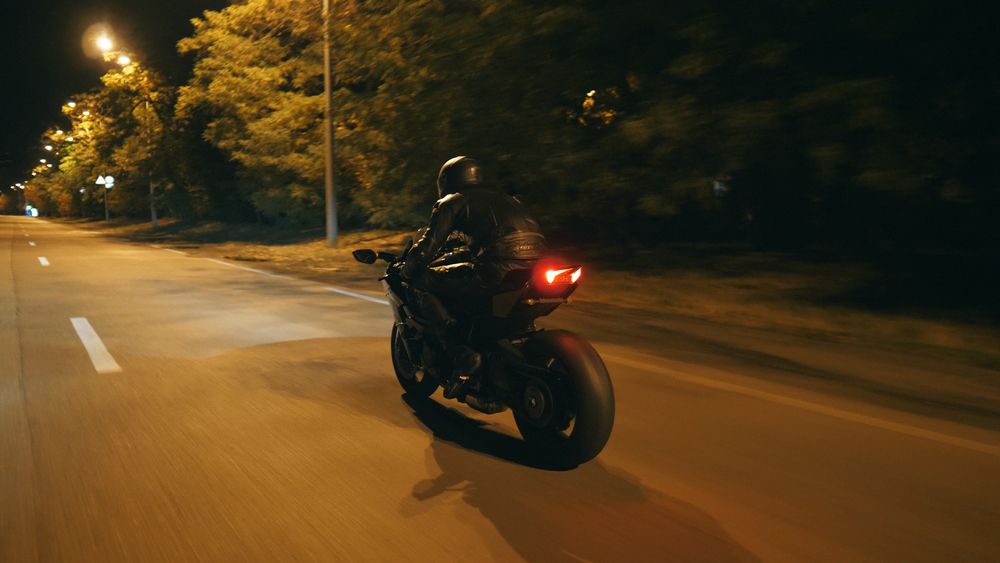 éjszakai motorozás
