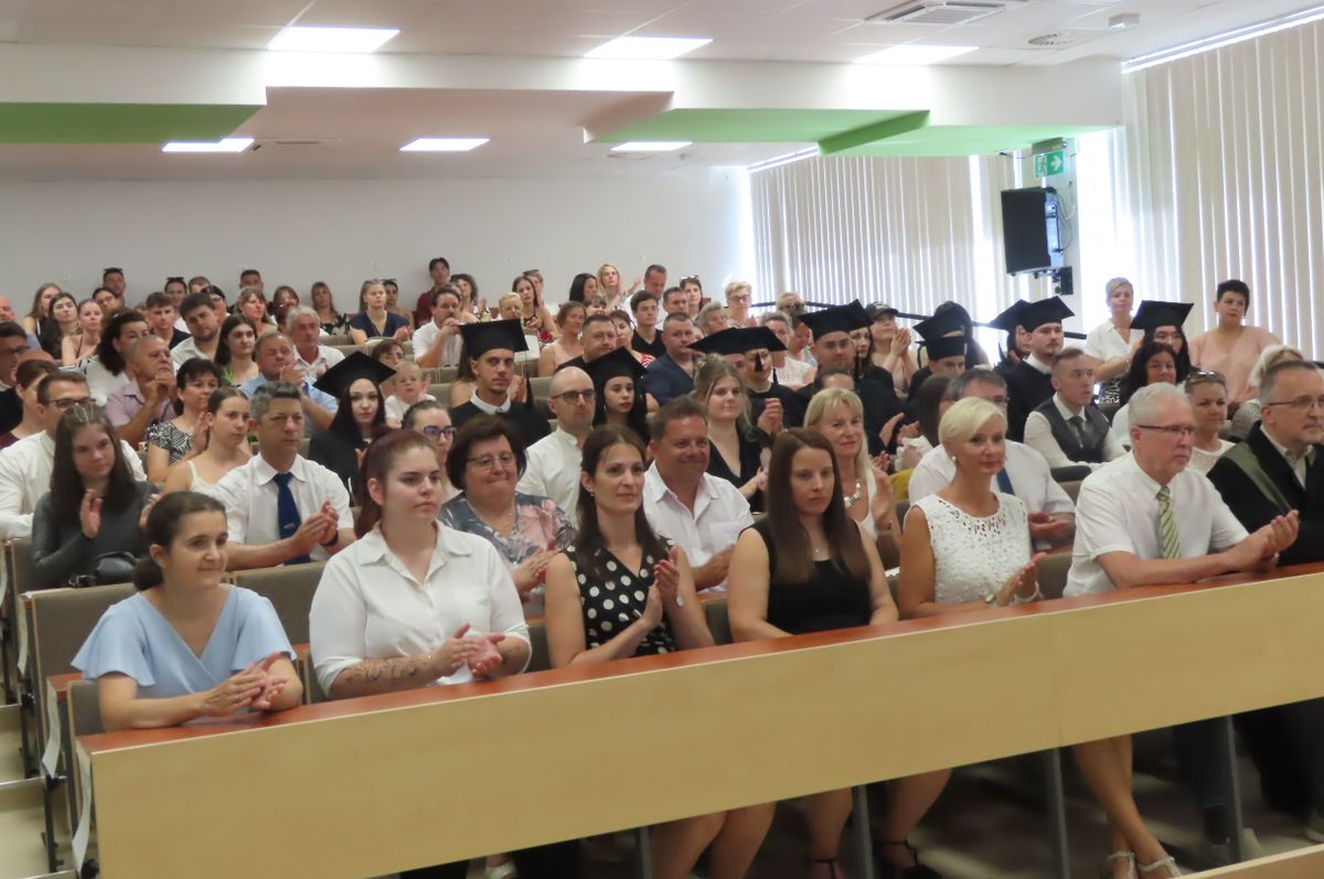 diplomaátadó