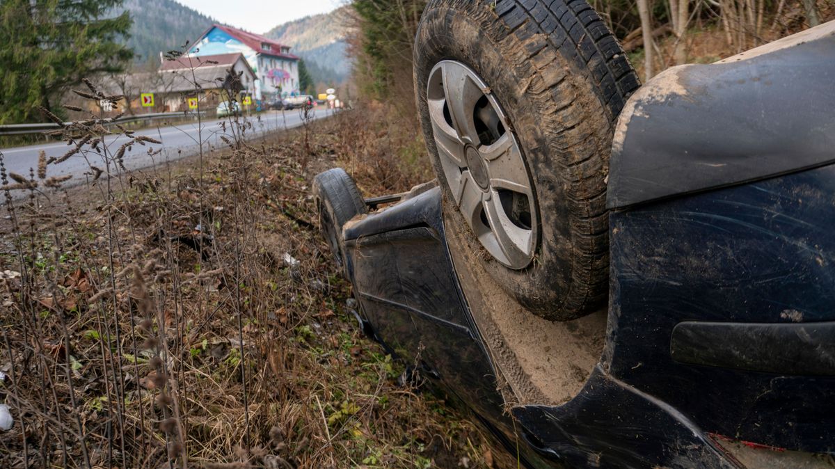 The,Car,Got,Into,An,Accident,On,The,Mountain,Road