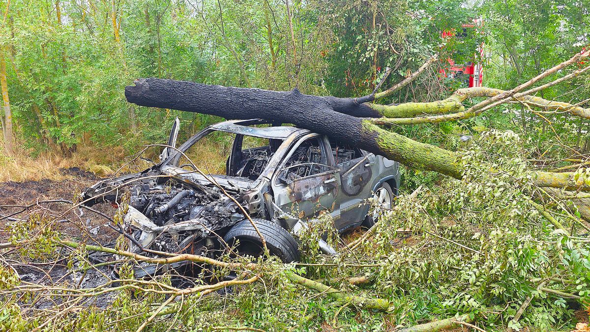 Súlyos baleset a 45-ös főúton, az árokba sodródott és kigyulladt egy autó