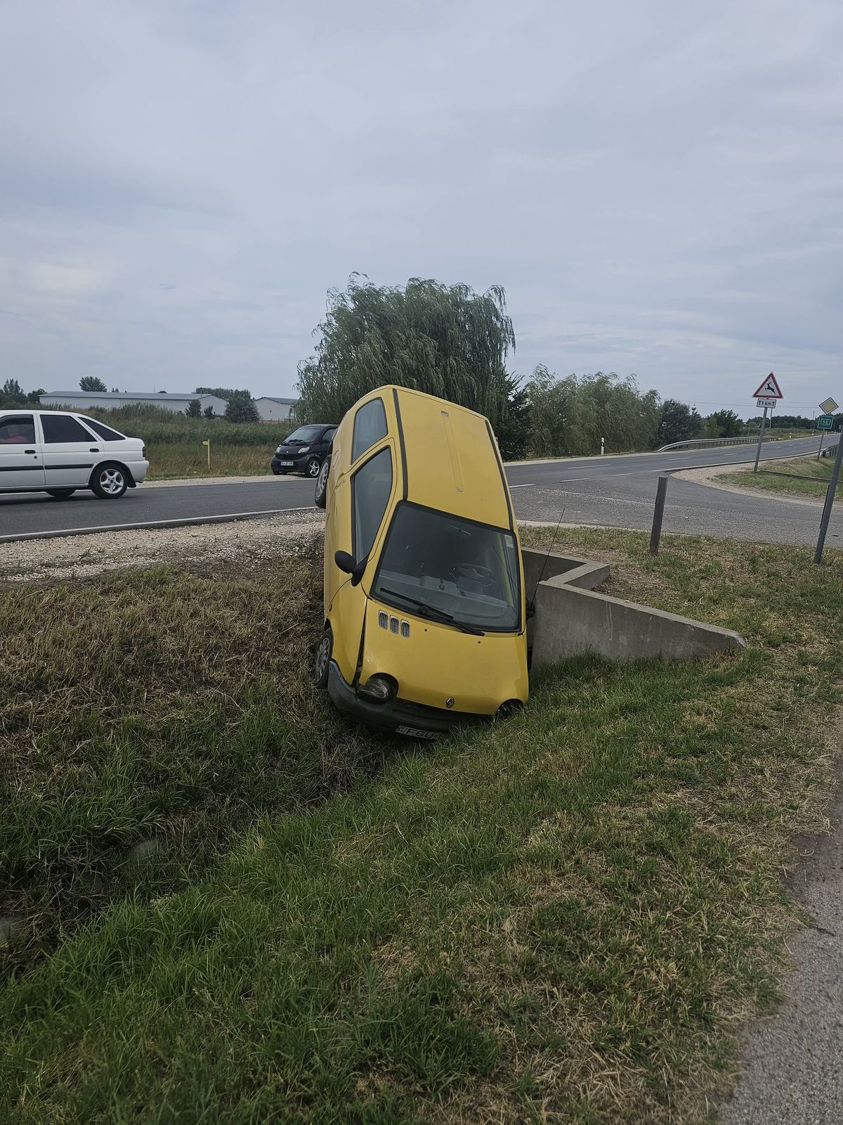 baleset, árok, autó, rendőrség