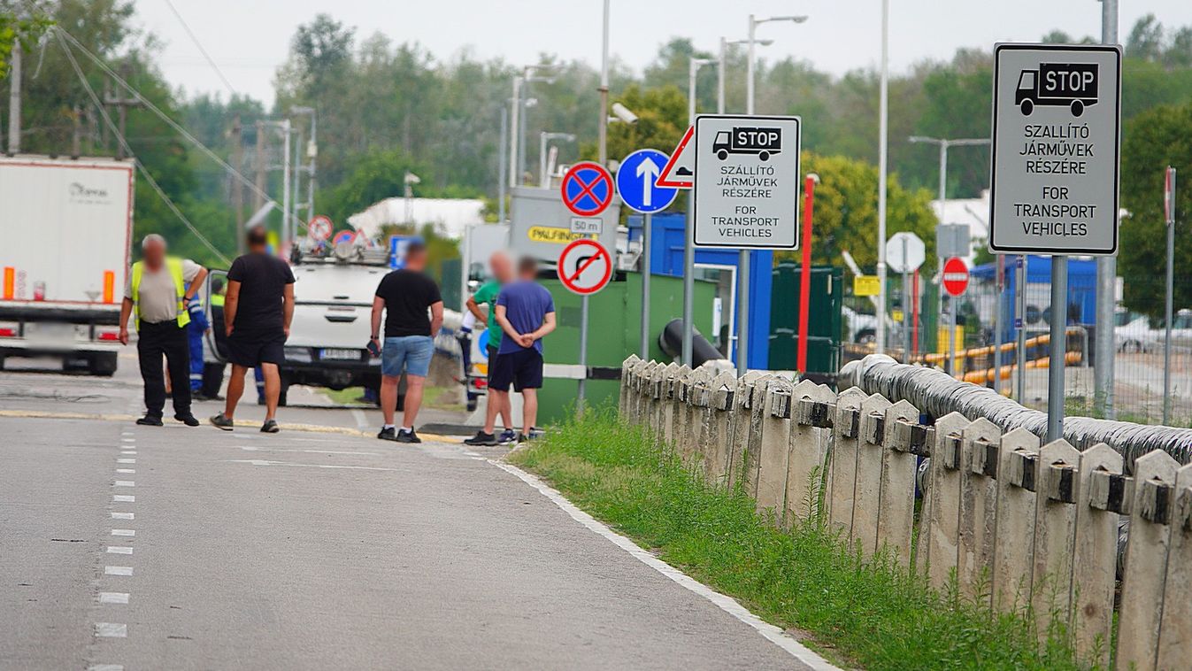 Beletolatott a kamion egy villanyoszlopba, megbénult a forgalom – galériával