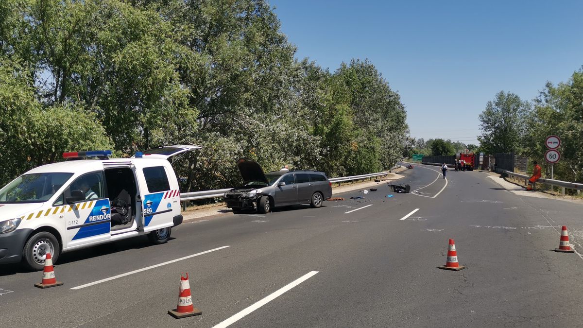 Roncsok mindenhol: képeken mutatjuk a helyszínt a brutális motoros baleset után