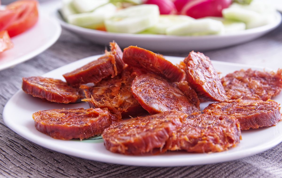 Red,Spicy,Iberian,Sausage,"chorizo,Iberico",On,A,Plate,Served