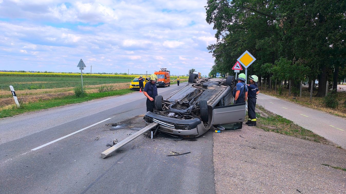 Kamionnal ütközött egy autó Hódmezővásárhely mellett, teljesen lezárták a Kutasi utat
