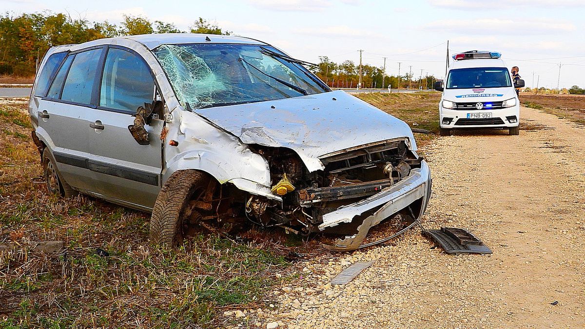 Árokba hajtott és egy út melletti emlékhelynek csapódott egy autó – galériával