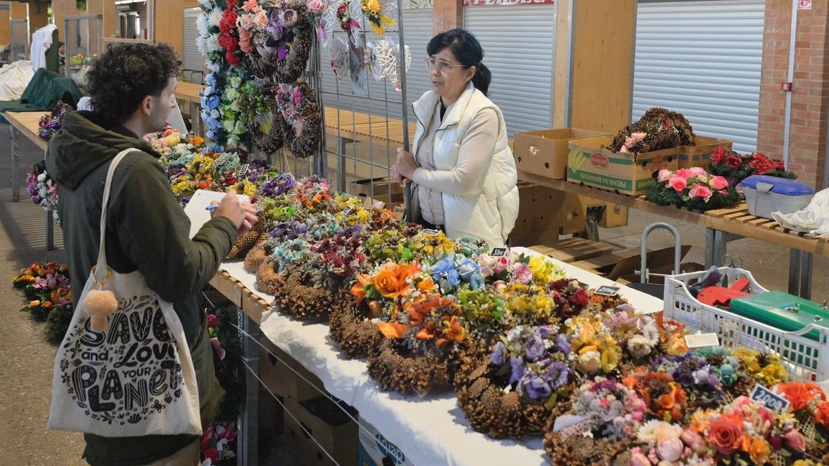 Közeleg a halottak napja, idén ilyen áron szerezhetjük be koszorút a Mars téri piacon – galériával