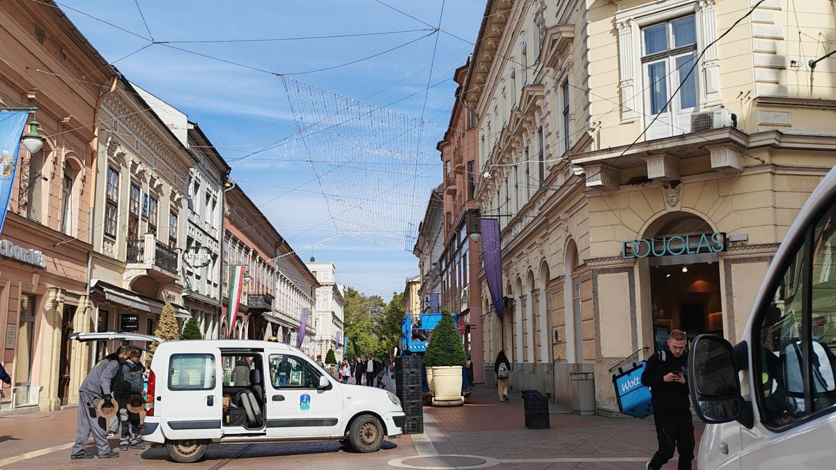 A karácsony szelleme idén korán érkezett Szegedre: megkezdődött a fényfüzérek felszerelése