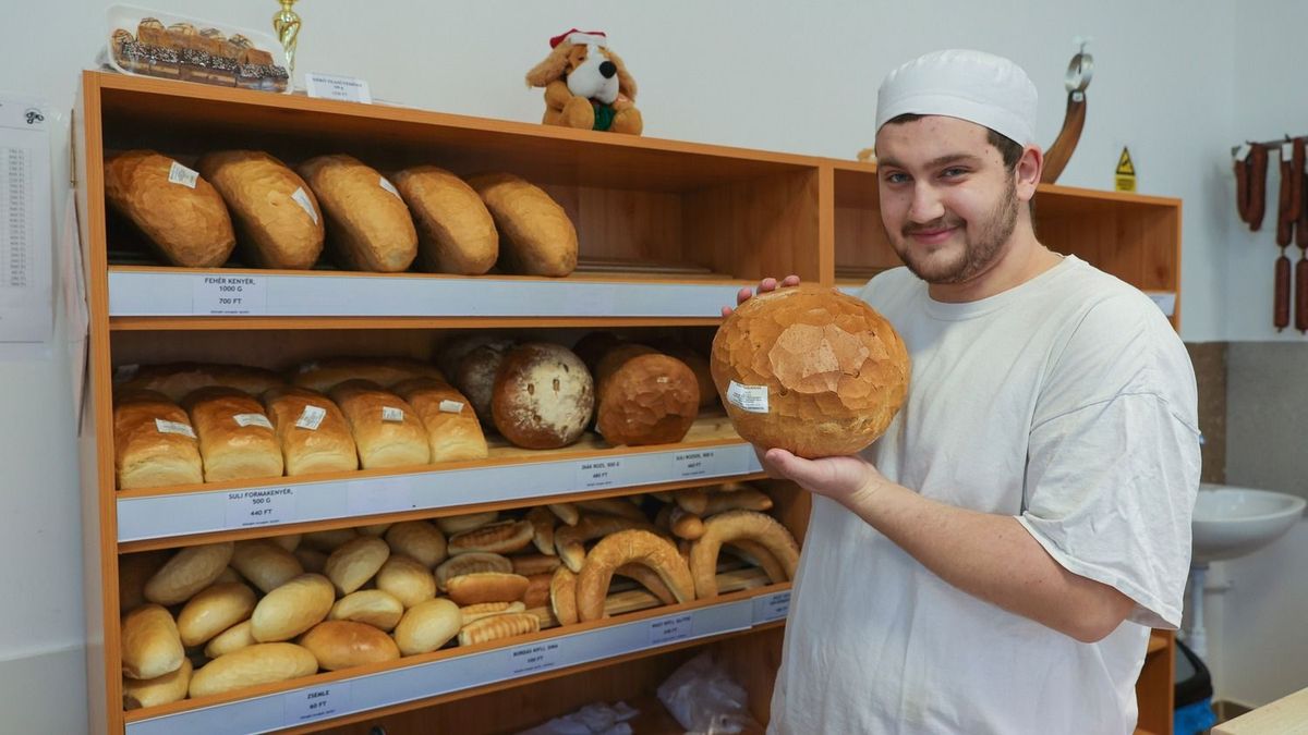 Tanulók sütik, a város megőrül érte: a Fodor Tanboltban időutazás is jár a kifli mellé – galériával, videóval