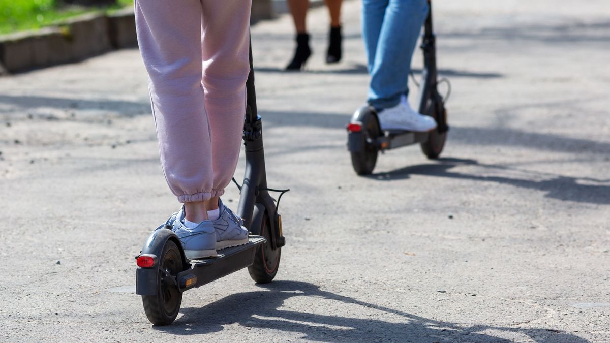 Elektromos rolleren menekültek a tolvajok, miután kirabolták ismerősüket