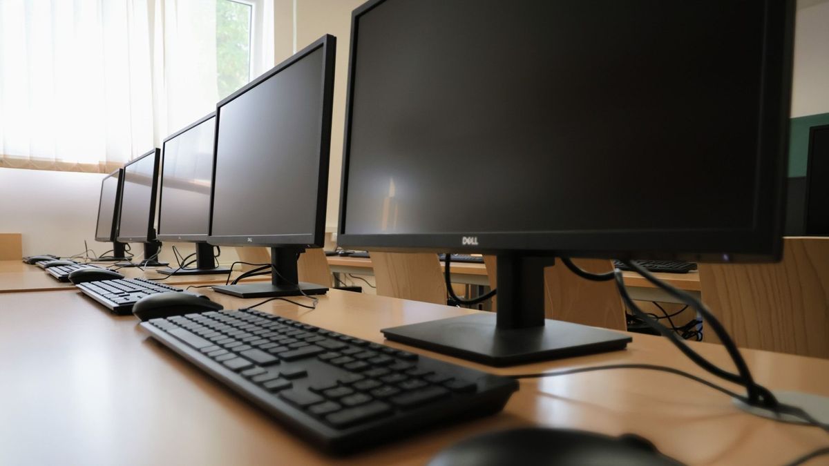 Huszonkét új gép segíti a hallgatókat a szegedi gyógyszerészkaron
